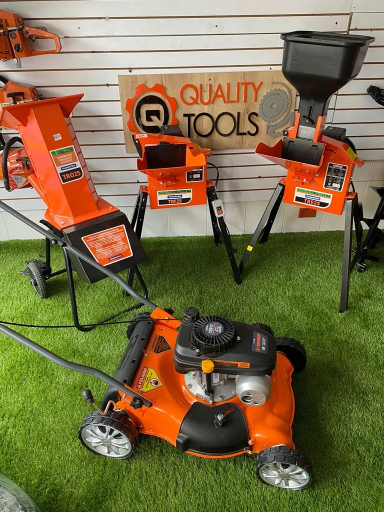 Exhibición de herramientas y maquinaria de jardinería profesional en color naranja dentro de una tienda especializada